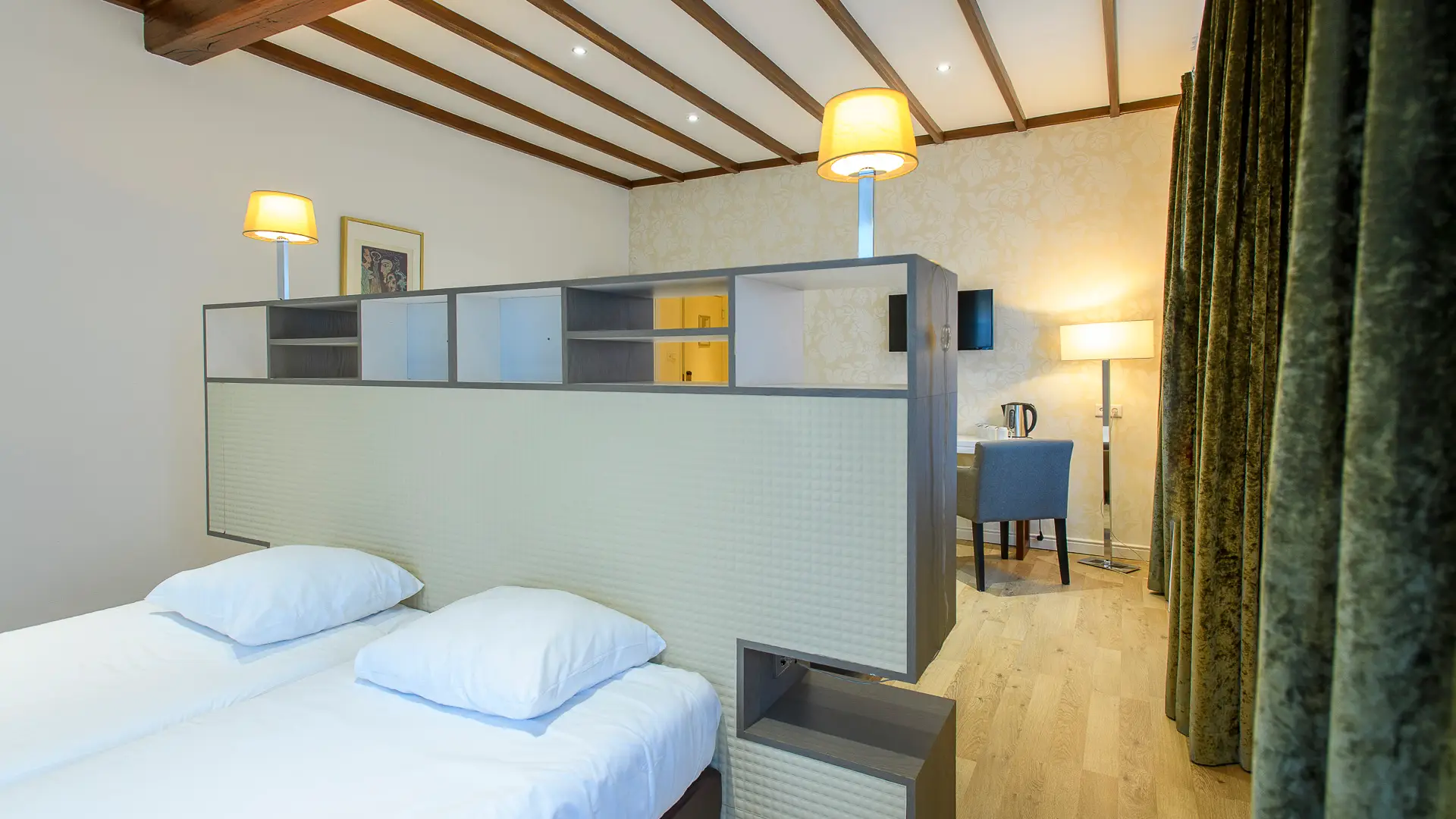 Familiekamer, Parkhotel Valkenburg, hotelkamers Zuid-Limburg, overnachten in Valkenburg, kamers Parkhotel Valkenburg, romantische hotelkamer Limburg, suite boeken Valkenburg, budget hotel Valkenburg, luxe hotelkamer Limburg, kamer met jacuzzi Limburg, hotel met uitzicht Limburgs Heuvelland, overnachten in het Heuvelland, hotel met bruidssuite Limburg, wellness hotelkamer Valkenburg, familiekamer Valkenburg centrum, hotelkamer met ligbad Limburg, comfortabele kamer Zuid-Limburg, voordelige hotelovernachting Valkenburg, hotelovernachting voor stelletjes Limburg, hotelkamers voor fietsers en wandelaars Valkenburg