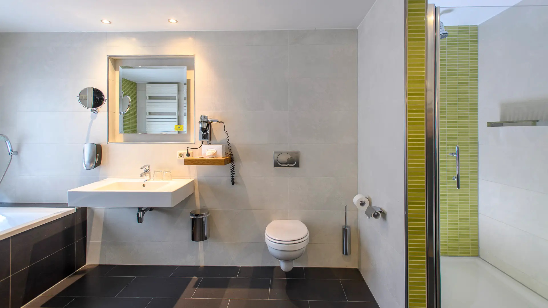 Familiekamer, Parkhotel Valkenburg, hotelkamers Zuid-Limburg, overnachten in Valkenburg, kamers Parkhotel Valkenburg, romantische hotelkamer Limburg, suite boeken Valkenburg, budget hotel Valkenburg, luxe hotelkamer Limburg, kamer met jacuzzi Limburg, hotel met uitzicht Limburgs Heuvelland, overnachten in het Heuvelland, hotel met bruidssuite Limburg, wellness hotelkamer Valkenburg, familiekamer Valkenburg centrum, hotelkamer met ligbad Limburg, comfortabele kamer Zuid-Limburg, voordelige hotelovernachting Valkenburg, hotelovernachting voor stelletjes Limburg, hotelkamers voor fietsers en wandelaars Valkenburg