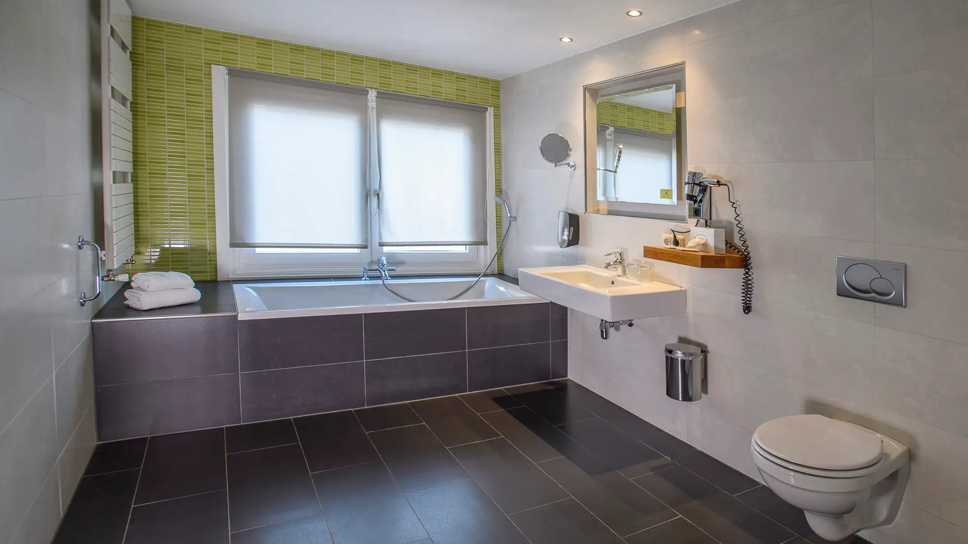 Familiekamer, Parkhotel Valkenburg, hotelkamers Zuid-Limburg, overnachten in Valkenburg, kamers Parkhotel Valkenburg, romantische hotelkamer Limburg, suite boeken Valkenburg, budget hotel Valkenburg, luxe hotelkamer Limburg, kamer met jacuzzi Limburg, hotel met uitzicht Limburgs Heuvelland, overnachten in het Heuvelland, hotel met bruidssuite Limburg, wellness hotelkamer Valkenburg, familiekamer Valkenburg centrum, hotelkamer met ligbad Limburg, comfortabele kamer Zuid-Limburg, voordelige hotelovernachting Valkenburg, hotelovernachting voor stelletjes Limburg, hotelkamers voor fietsers en wandelaars Valkenburg