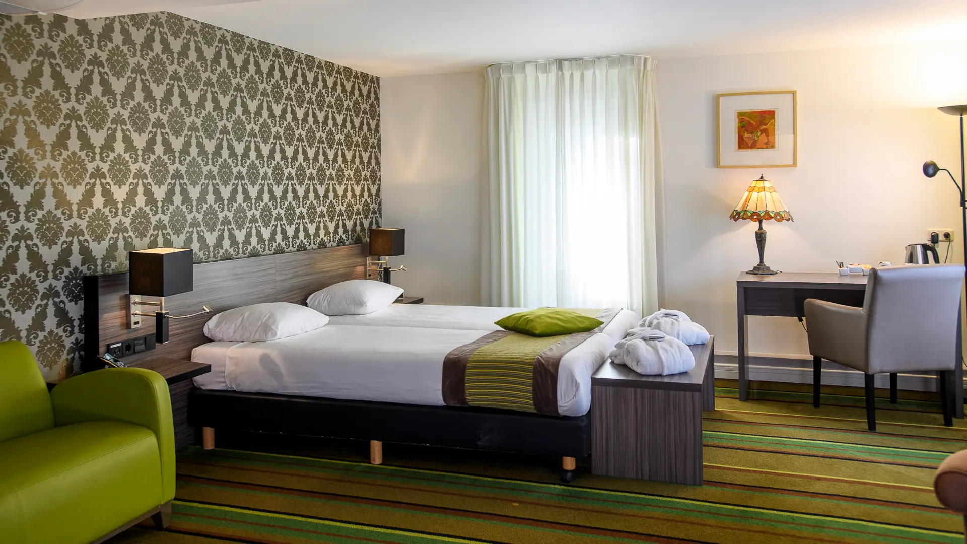 Familiekamer, Parkhotel Valkenburg, hotelkamers Zuid-Limburg, overnachten in Valkenburg, kamers Parkhotel Valkenburg, romantische hotelkamer Limburg, suite boeken Valkenburg, budget hotel Valkenburg, luxe hotelkamer Limburg, kamer met jacuzzi Limburg, hotel met uitzicht Limburgs Heuvelland, overnachten in het Heuvelland, hotel met bruidssuite Limburg, wellness hotelkamer Valkenburg, familiekamer Valkenburg centrum, hotelkamer met ligbad Limburg, comfortabele kamer Zuid-Limburg, voordelige hotelovernachting Valkenburg, hotelovernachting voor stelletjes Limburg, hotelkamers voor fietsers en wandelaars Valkenburg