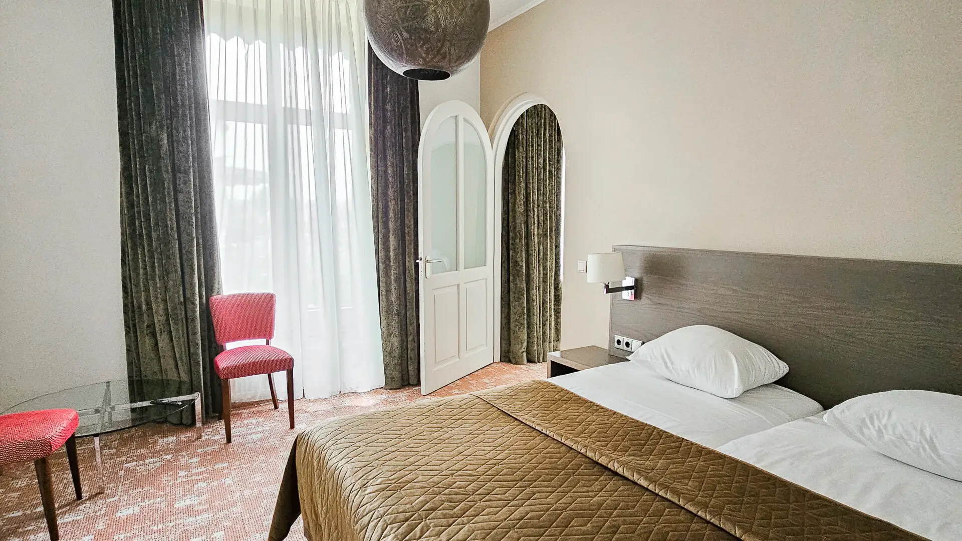 Familiekamer, Parkhotel Valkenburg, hotelkamers Zuid-Limburg, overnachten in Valkenburg, kamers Parkhotel Valkenburg, romantische hotelkamer Limburg, suite boeken Valkenburg, budget hotel Valkenburg, luxe hotelkamer Limburg, kamer met jacuzzi Limburg, hotel met uitzicht Limburgs Heuvelland, overnachten in het Heuvelland, hotel met bruidssuite Limburg, wellness hotelkamer Valkenburg, familiekamer Valkenburg centrum, hotelkamer met ligbad Limburg, comfortabele kamer Zuid-Limburg, voordelige hotelovernachting Valkenburg, hotelovernachting voor stelletjes Limburg, hotelkamers voor fietsers en wandelaars Valkenburg