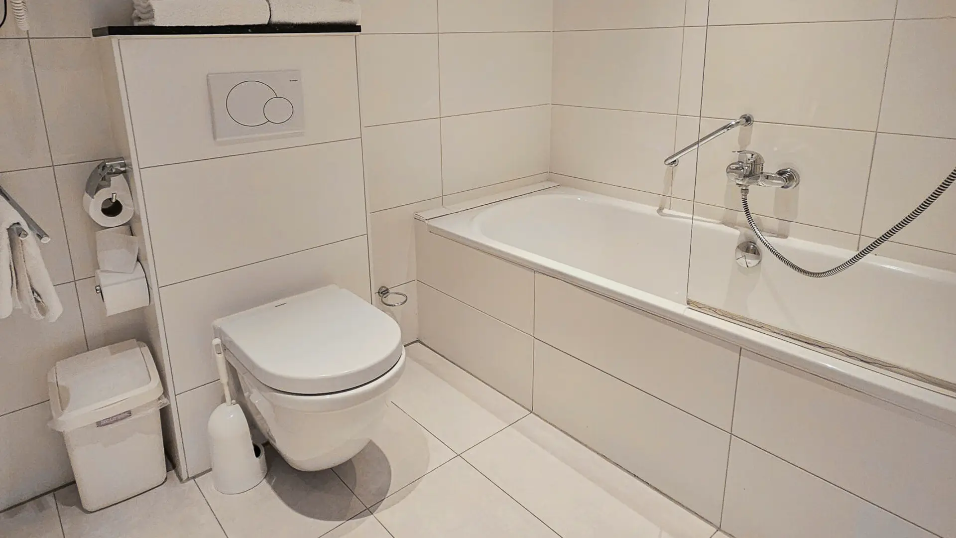 Familiekamer, Parkhotel Valkenburg, hotelkamers Zuid-Limburg, overnachten in Valkenburg, kamers Parkhotel Valkenburg, romantische hotelkamer Limburg, suite boeken Valkenburg, budget hotel Valkenburg, luxe hotelkamer Limburg, kamer met jacuzzi Limburg, hotel met uitzicht Limburgs Heuvelland, overnachten in het Heuvelland, hotel met bruidssuite Limburg, wellness hotelkamer Valkenburg, familiekamer Valkenburg centrum, hotelkamer met ligbad Limburg, comfortabele kamer Zuid-Limburg, voordelige hotelovernachting Valkenburg, hotelovernachting voor stelletjes Limburg, hotelkamers voor fietsers en wandelaars Valkenburg